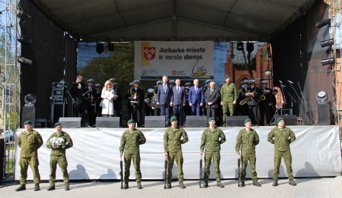 Jurbarke vykusioje „Jurbarko miesto ir verslo dienos 2017“ šventėje, kariškiai kartu paminėjo ir...