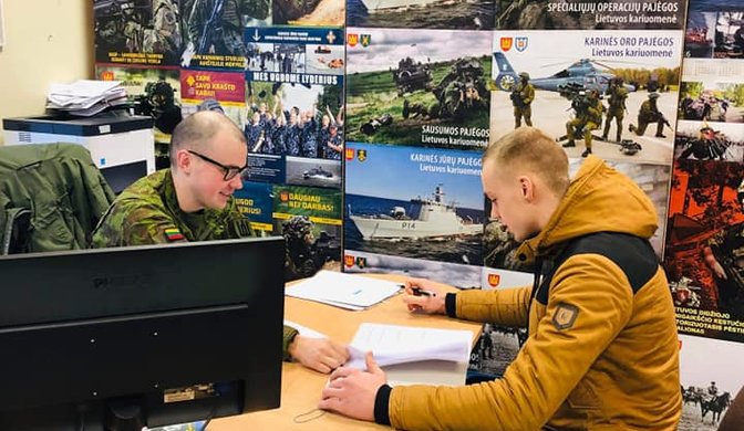 Šauktiniai išvyksta atlikti nuolatinę privalomąją pradinę karo tarnybą