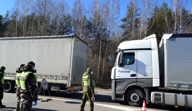 Lietuvos kariuomenėje taikomos viruso plitimo prevencijos priemonės, kariai padeda civilinėms...