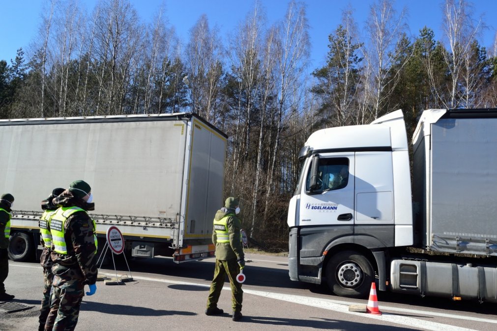 Lietuvos kariuomenėje taikomos viruso plitimo prevencijos priemonės, kariai padeda civilinėms...
