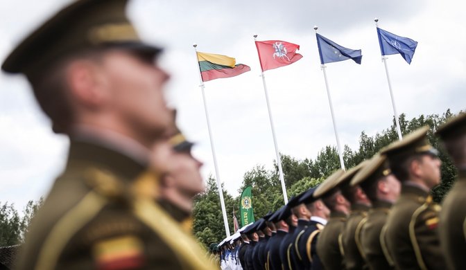 Lietuvos žmonės pasitiki Lietuvos kariuomene, ypač teigiamai vertina NATO sąjungininkų buvimą...