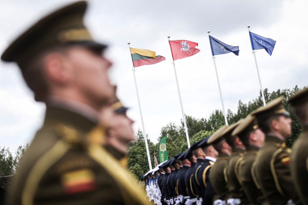 Lietuvos žmonės pasitiki Lietuvos kariuomene, ypač teigiamai vertina NATO sąjungininkų buvimą...