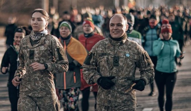 Didelėje Lietuvos kariuomenės šeimoje koja kojon žengia tėvai ir vaikai