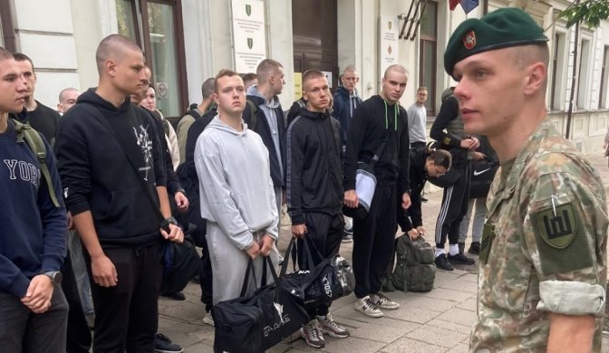 Daugiau negu pusė tūkstančio karių pradeda nuolatinę privalomąją pradinę karo tarnybą