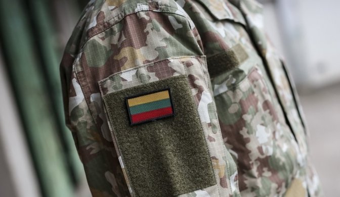 Kariuomenės veidas keičiasi: savanoriškai tarnybą atlikti siekiančių jaunuolių skaičius auga...