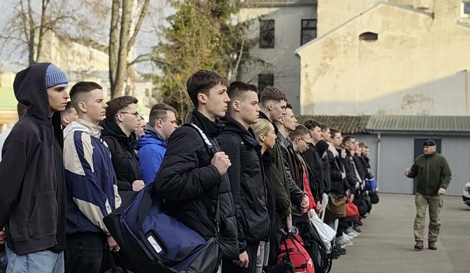 Šiandien tarnybą pradėjo beveik 300 jaunuolių