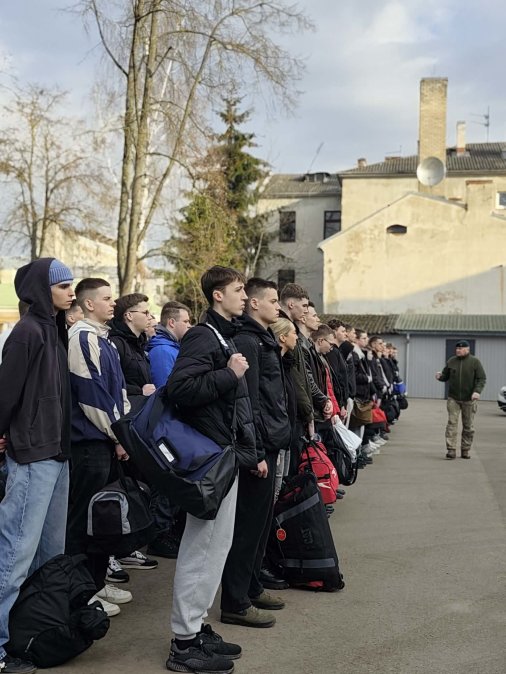 Šiandien tarnybą pradėjo beveik 300 jaunuolių