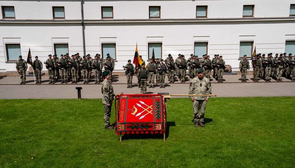 Karo komendantūrų valdybai įteikta vėliava – istorinis tęstinumo ir pasirengimo valstybės gynybai... - 2