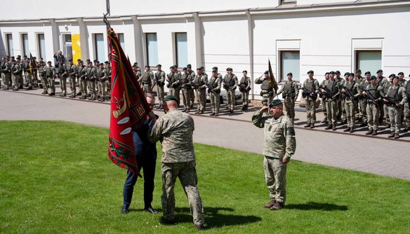 Karo komendantūrų valdybai įteikta vėliava – istorinis tęstinumo ir pasirengimo valstybės gynybai... - 3
