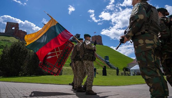 Karo komendantūrų valdybai įteikta vėliava – istorinis tęstinumo ir pasirengimo valstybės gynybai... - 4